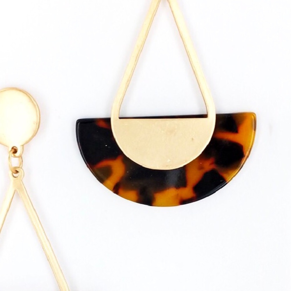 RESIN TORTOISE FARRAH BROWN V-SHAED GOLD EARRINGS - Picture 2 of 3